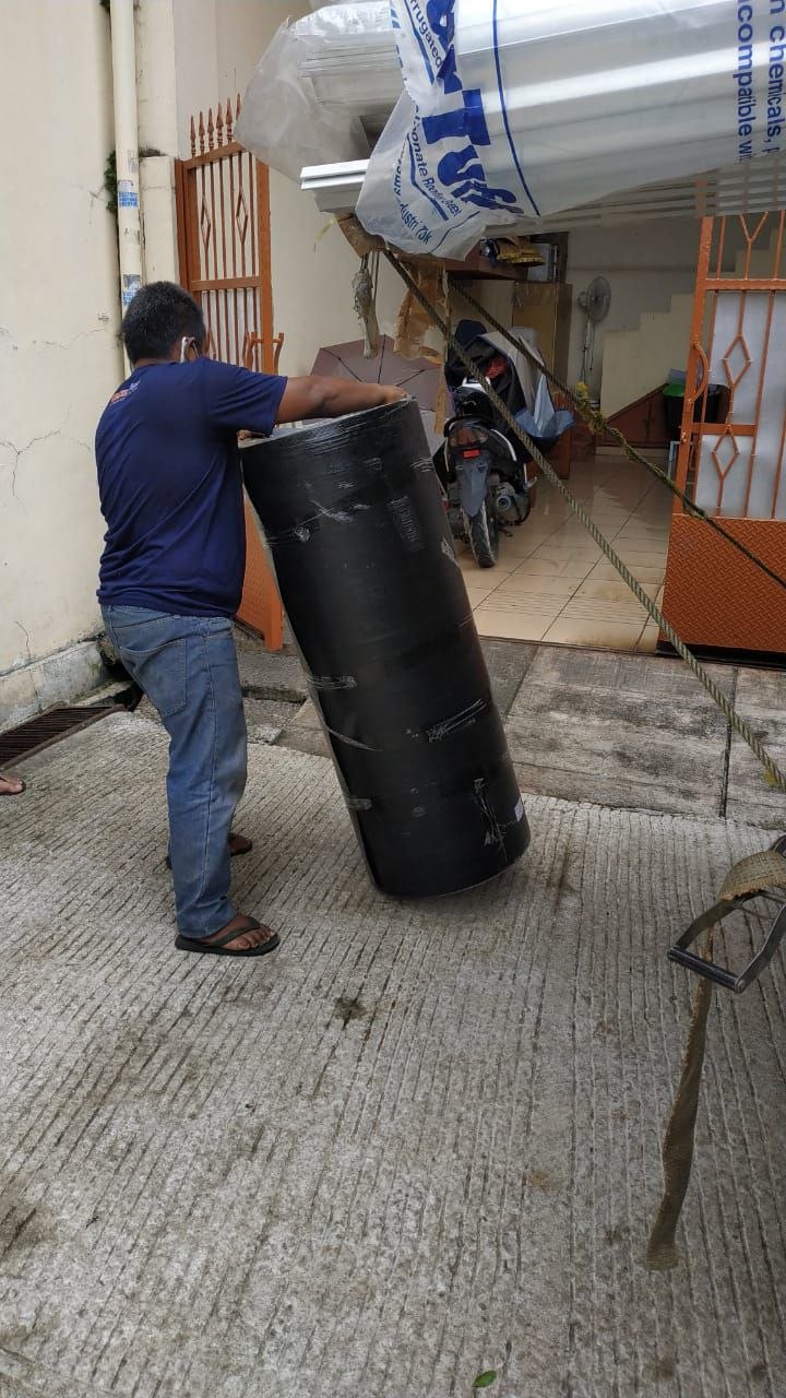 Penanganan gulungan material polycarbonate berkemasan dalam foto dokumentasi Bildeco