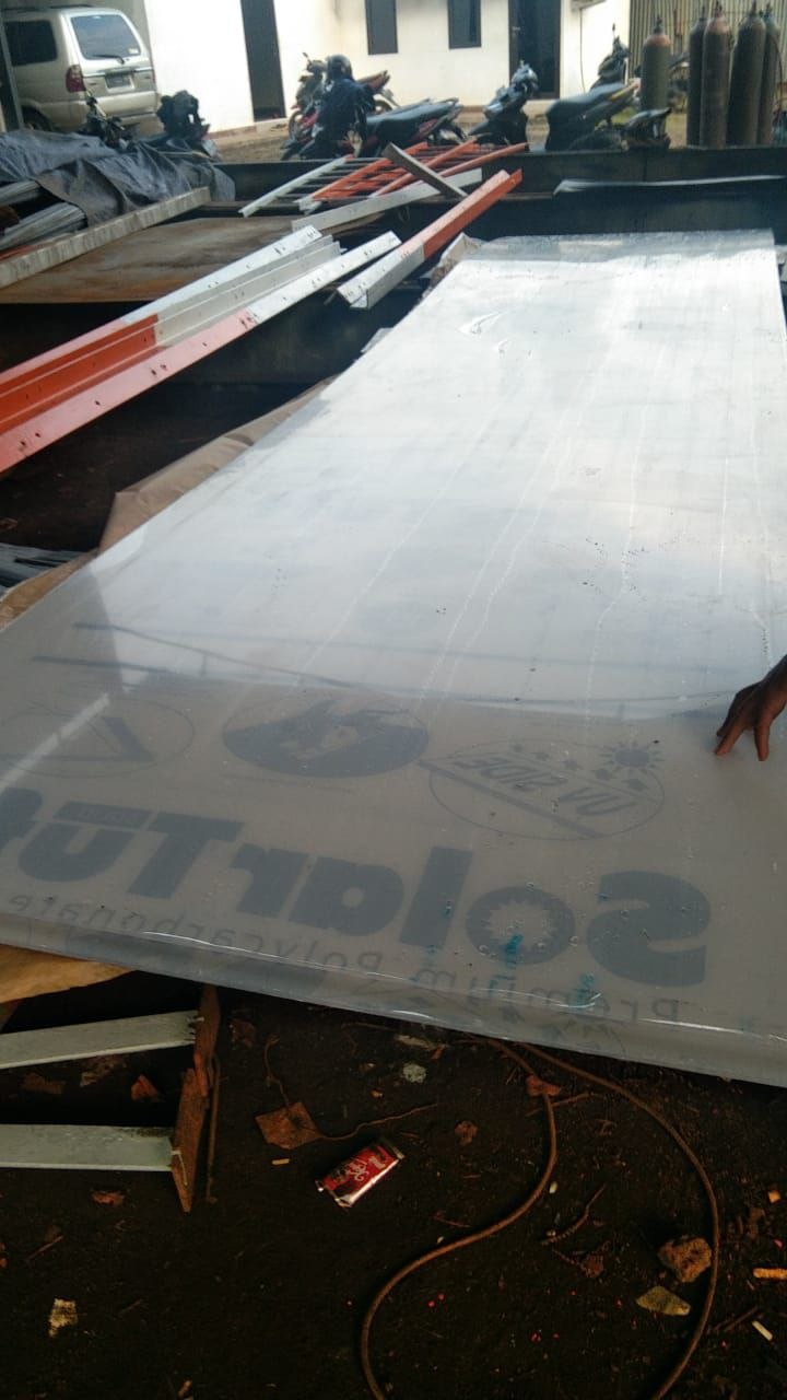 Lembaran polycarbonate bening di area penyimpanan