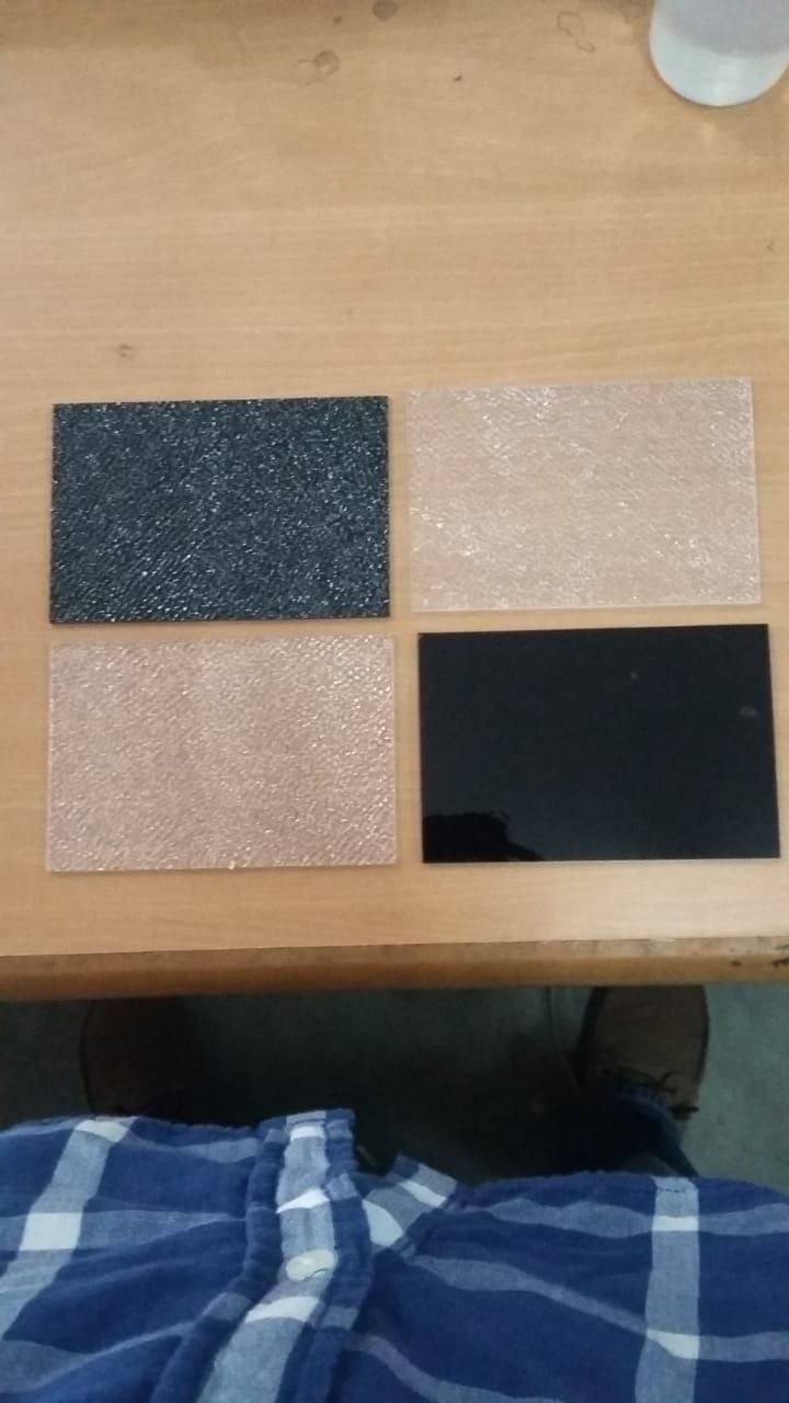 Sampel warna lembar polycarbonate di atas meja